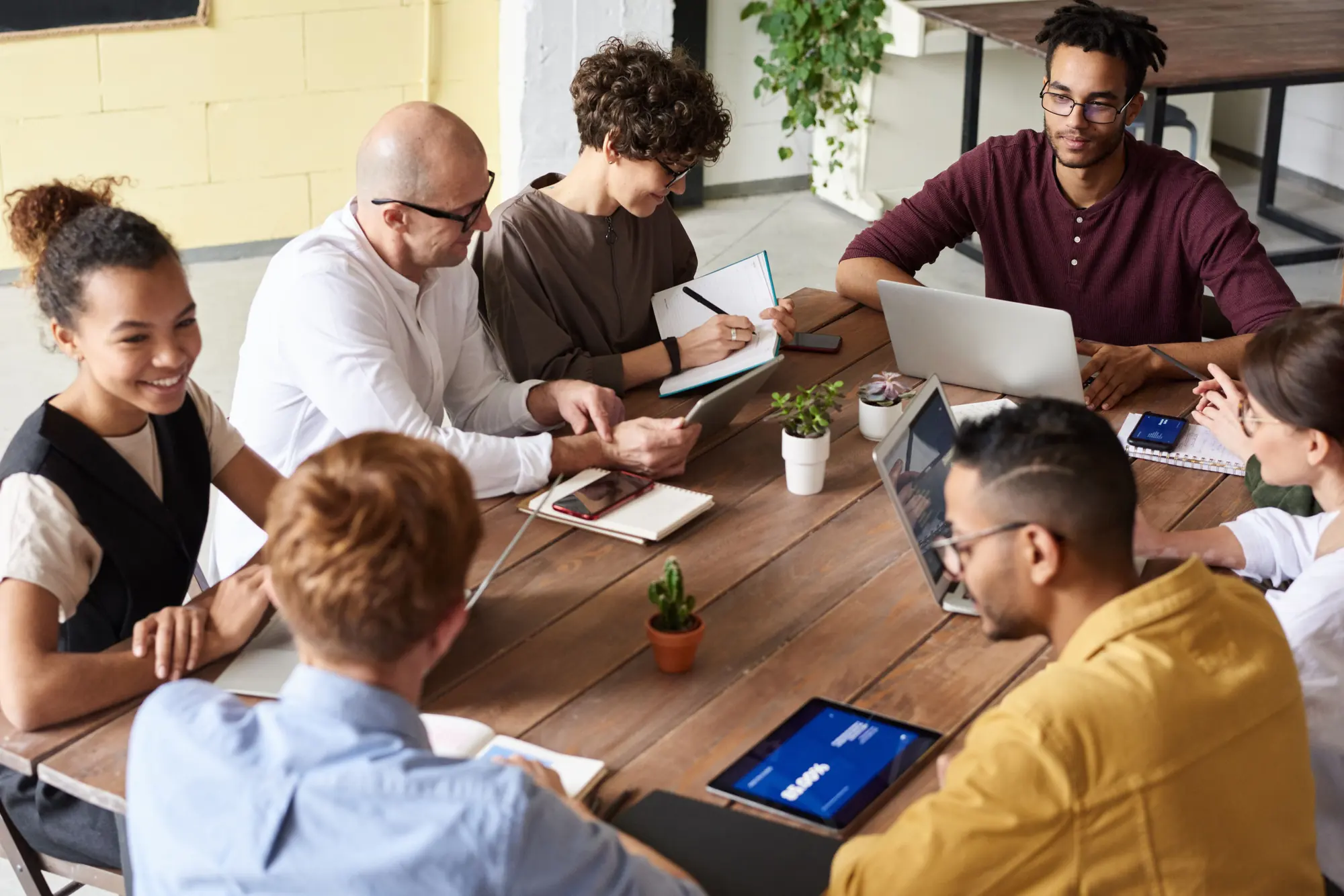 Equipo colaborando alrededor de una mesa