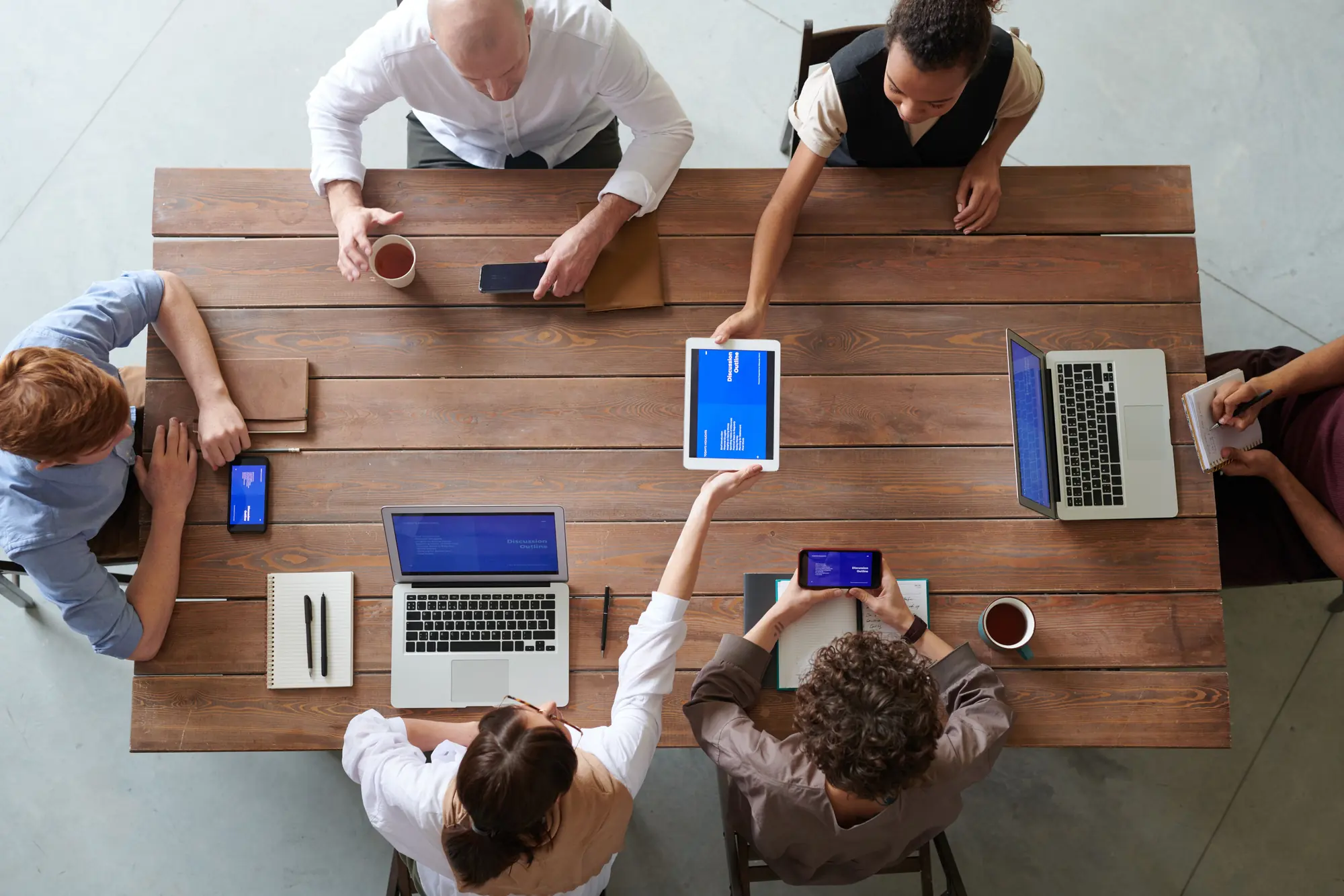 Colaboración de un equipo creativo, vista desde arriba